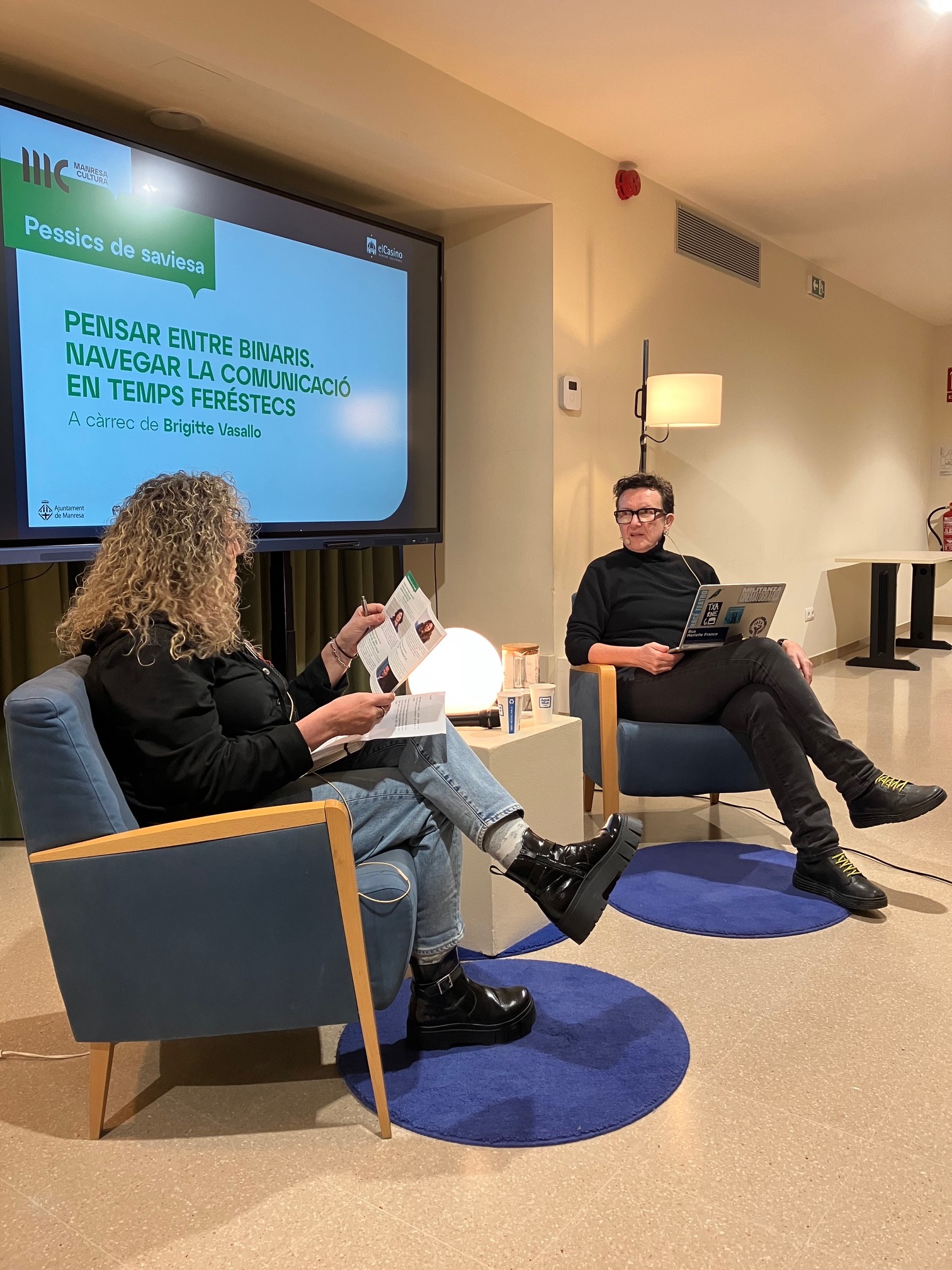 PENSAR ENTRE BINARIS. NAVEGAR LA COMUNICACIÓ EN TEMPS FERÉSTECS.