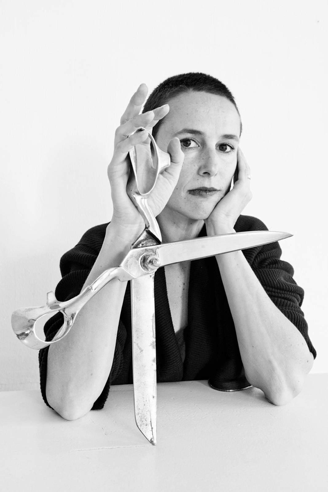 MIRIAM PONSA amb tisores de costura.