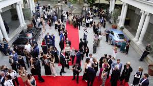 Catifa vermella, vestits de gala i un pati del Kursaal ple per a la gran festa del cinema a Manresa