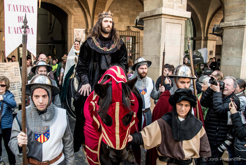 Persones disfressades amb roba medieval