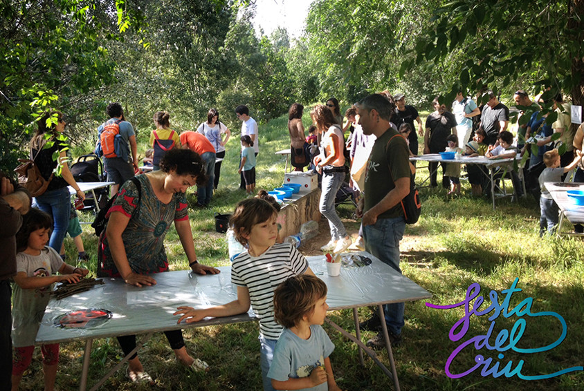 Persones al bosc amb taules