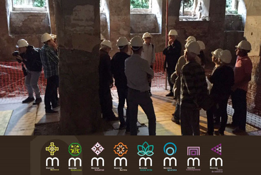 Persones amb casc dins un edifici antic