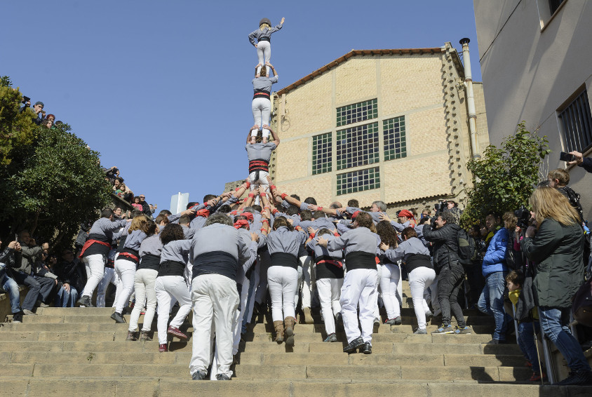Castellers pujant una escala