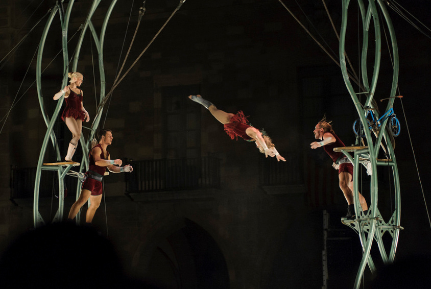 Espectacle acrobàtic amb fons negre