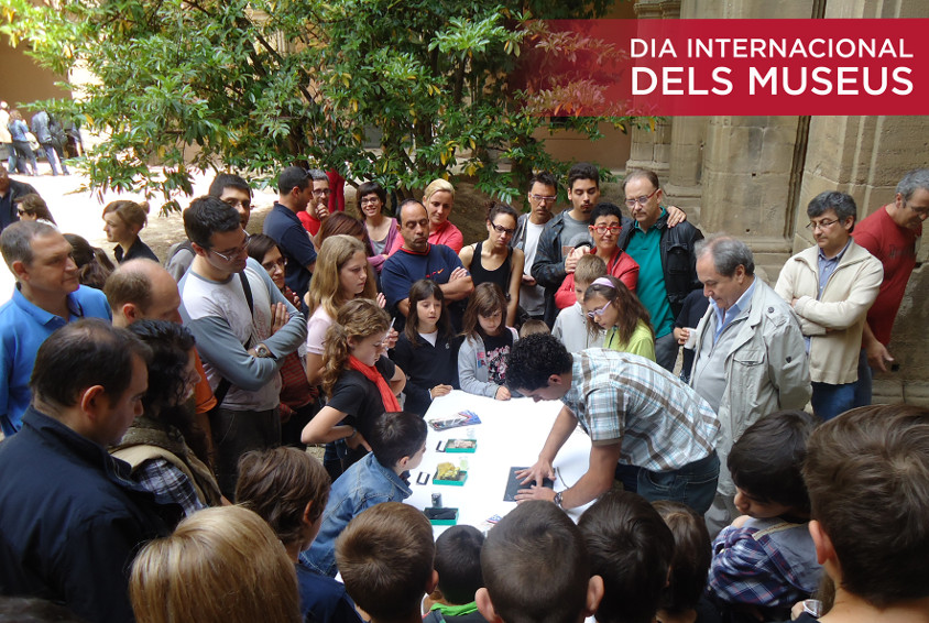 Grup de persones davant d'un museu
