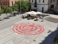 La plaça Europa incorpora una àrea de jocs infantils pintats al terra