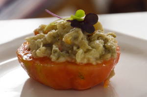 Tomàquet farcit d’albergínia blanca manresana marinada