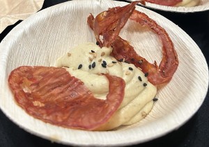 XIPS DE TOMÀQUET AMB HUMMUS D’ALBERGÍNIA