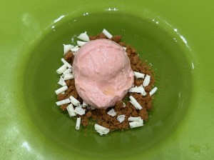 GELAT DE TOMÀQUET,  AMB  ESMICOLAT DE XOCOLATA BLANCA AMB PEBRE DOLÇ I ALMÍVAR DE LLIMONA I ALFÀBREGA
