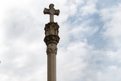 Cruz y masía de la Culla