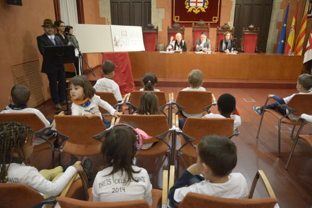 Nens i nenes d'educació primària commemoren el Dia dels Drets dels Infants al Saló de Sessions de l'Ajuntament