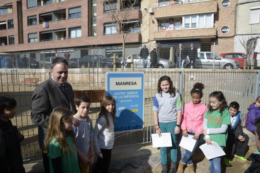 Manresa commemora el reconeixement com a Ciutat Amiga de la Infància amb una placa al renovat parc de Casa Caritat