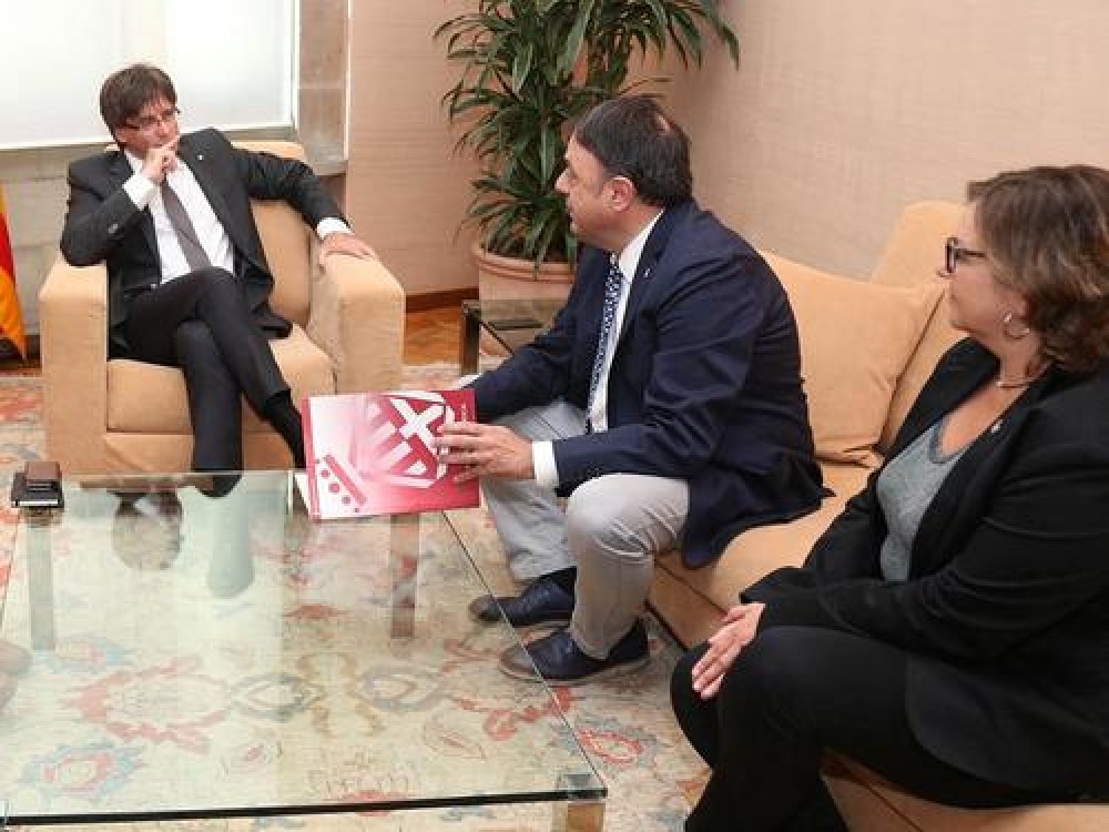El president Puigdemont trasllada a l'alcalde el compromís del Govern amb el 125è aniversari de les Bases de Manresa   
