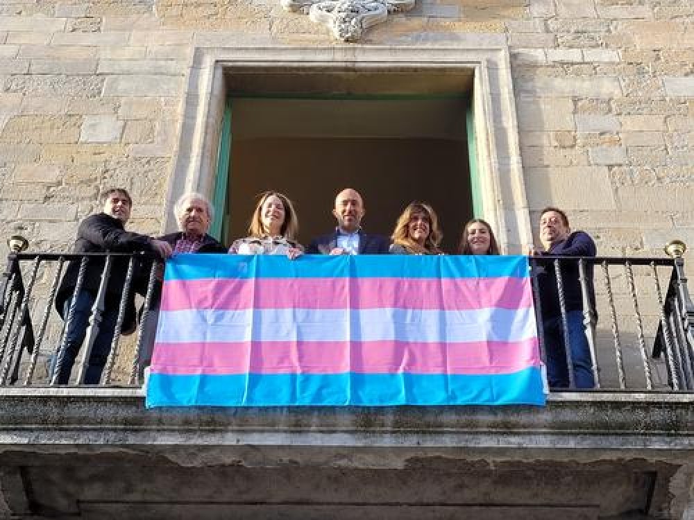 Manresa commemora el Dia Internacional de la Visibilitat Trans penjant la bandera al balcó de  l'Ajuntament