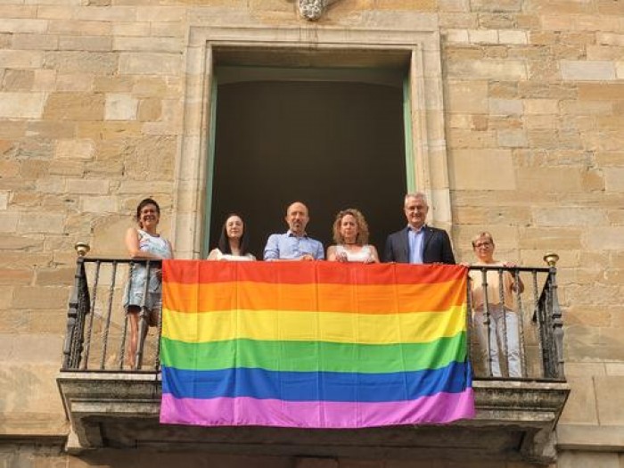 Manresa penja la bandera irisada al balcó de l'Ajuntament i estrena mural reivindicatiu amb motiu del Dia de l'Orgull