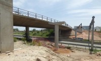 Les obres de la passera per a vianants i ciclistes sobre la C-55 a Manresa avancen amb la instal·lació de l'estructura metàl·lica