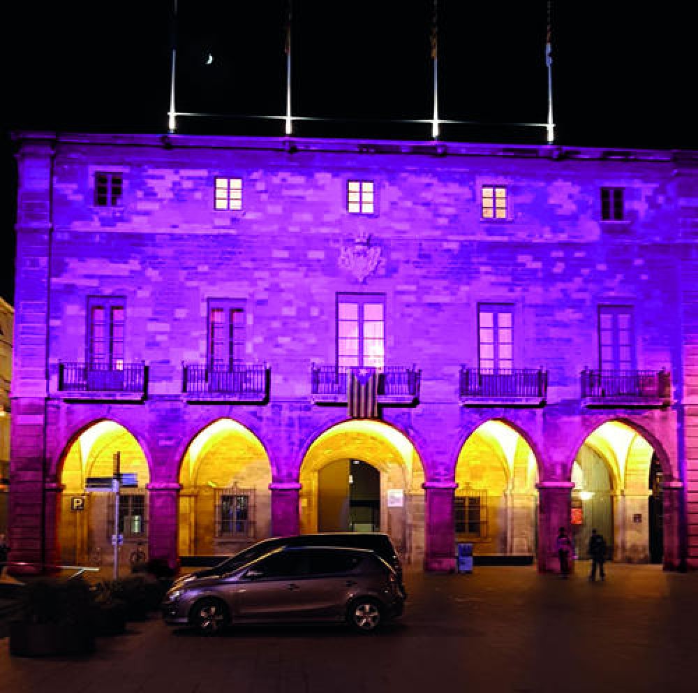 La façana de l'Ajuntament s'il·luminarà de rosa demà per commemorar el Dia Mundial contra el Càncer de Mama