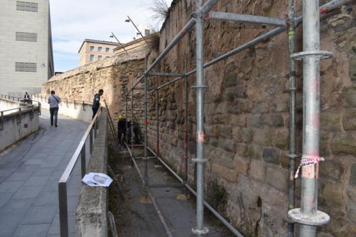 S'inicien els treballs de conservació i manteniment de la Muralla al sector del carrer dels Llops i del carrer Arbonès 