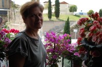 Pepi Sánchez guanya al primer concurs de guarniment floral de balcons al Centre Històric de Manresa 