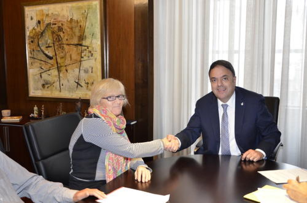 L'Ajuntament i l'Associació de Veïns signen el conveni marc del barri de les Escodines