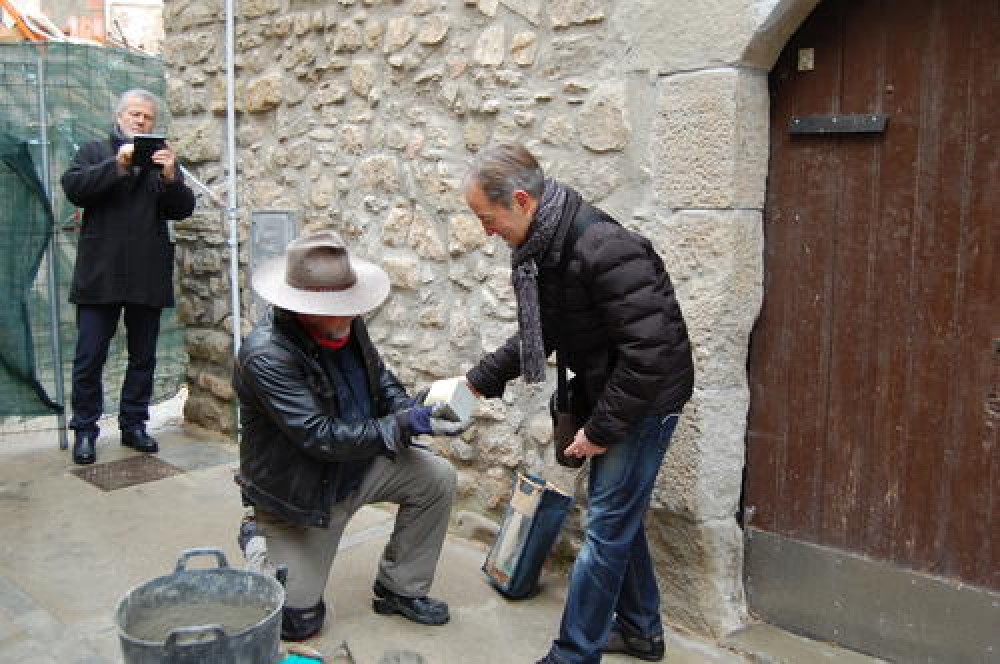Instal·lades les 21 Stolpersteine en homenatge als deportats manresans als camps nazis