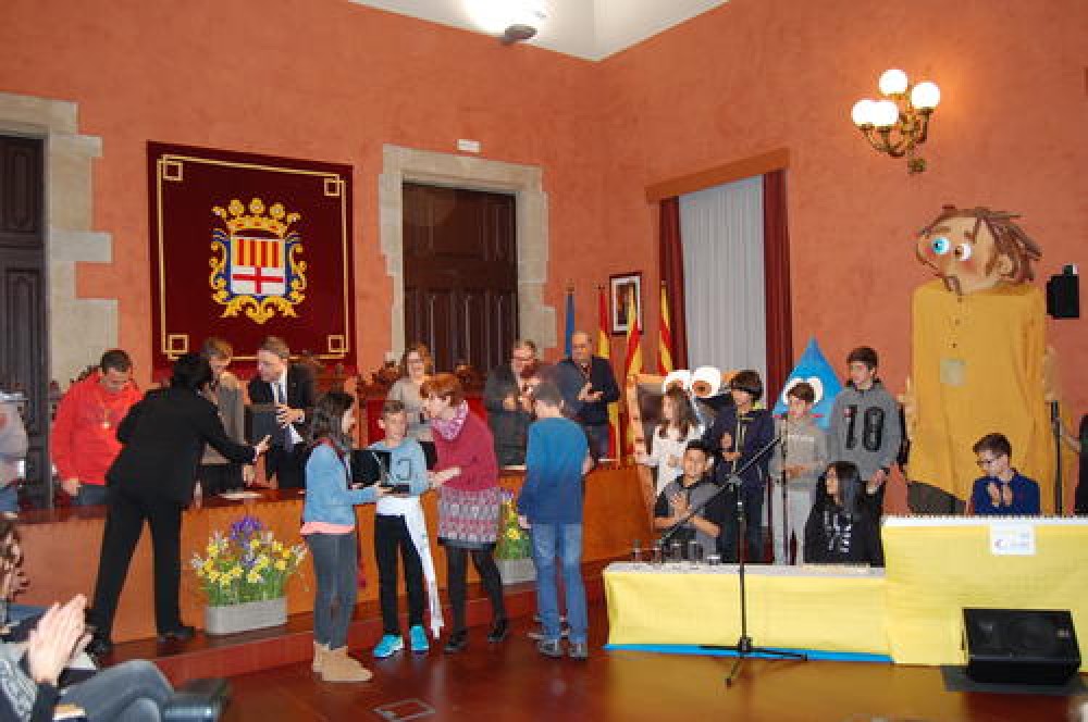 L'alumnat de les escoles L'Espill i La Sèquia recrea la història de la construcció de la Sèquia en el pregó infantil de La Llum