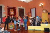 L'alumnat de les escoles L'Espill i La Sèquia recrea la història de la construcció de la Sèquia en el pregó infantil de La Llum