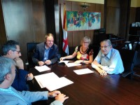 L'Ajuntament i l'Associació de Veïns i Veïnes de les Escodines rubriquen el conveni marc del barri 