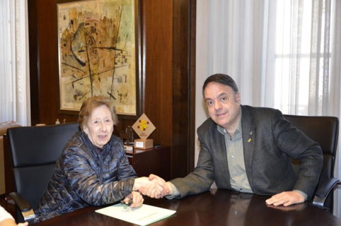 L'Ajuntament de Manresa rep la donació de Mercè Roca Fainé  d'una col·lecció  de pergamins 