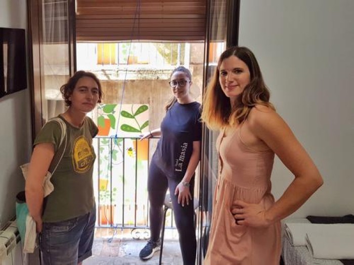 Susanna Ayala pinta les balconeres que donen a l'Hostal La Masia