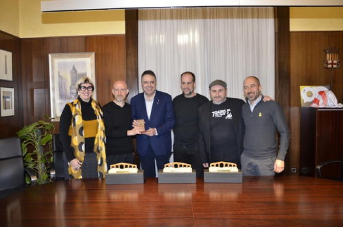 Esteve Soler, Gerard Quinto i David Torras, guanyadors del Premi Gaudí per la pel·lícula 7 raons per fugir, cedeixen l'estatueta a la ciutat