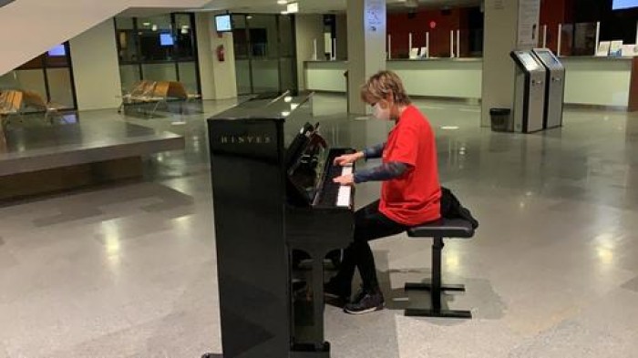 L'associació 'Música en vena' porta un piano a l'hospital de Sant Joan de Déu per al projecte terapèutic que realitza amb el Conservatori Municipal de Música de Manresa