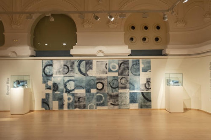 L'artista Rosa Solano farà aquest divendres una visita comentada de la seva exposició «Gravori + O» 