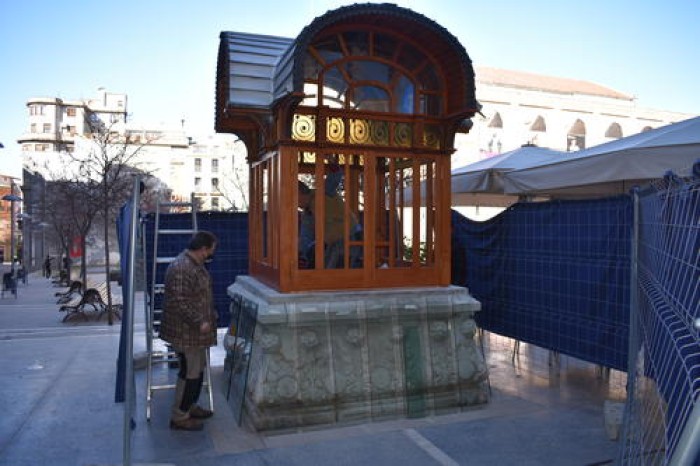 Comencen els treballs d'instal·lació del quiosc modernista de l'Arpa després de ser restaurat