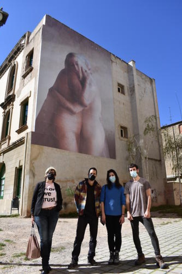 Els artistes Oriol Segon, Marta Genís i Joan Herbera signen un gran mural innovador que reflexiona sobre la Covid i la necessitat del contacte humà