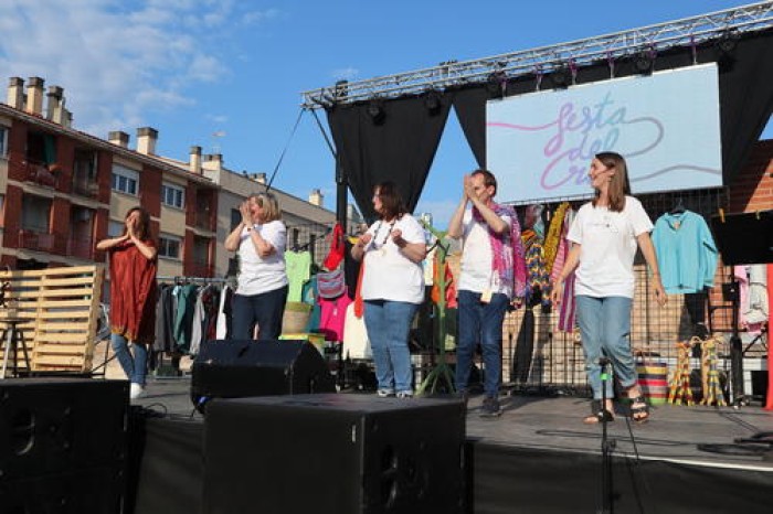 Centenars de persones passen per la Festa del Riu