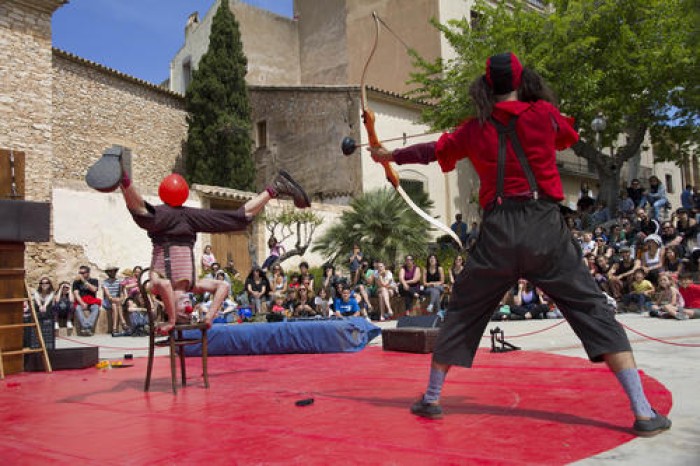Mortelo & Manzani  substituirà la companyia Baires Bozzà en l'espectacle de circ per a públic familiar al Pati del Casino 