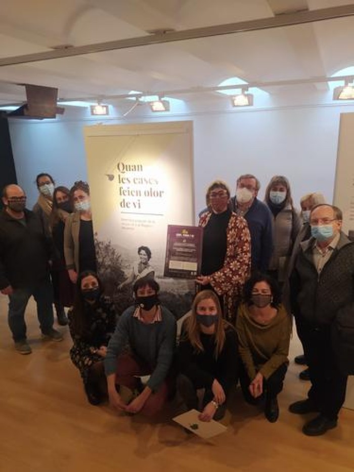 Representants dels municipis que participen en el projecte Cep, Tina i Vi visiten l'exposició 'Quan les cases feien olor de vi'