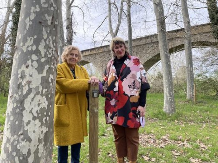 Manuela Carmena se suma al projecte 'El bosc pensa' i apadrina un arbre a l'Anella Verda de Manresa