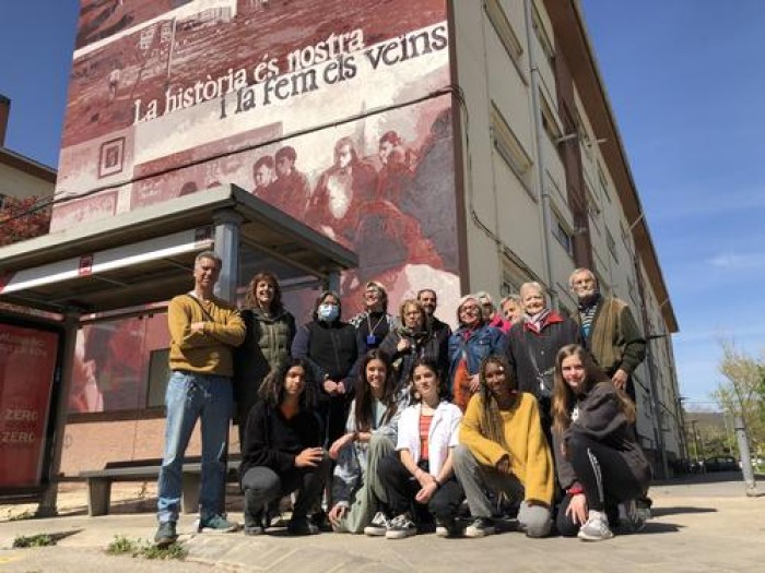 El Xup estrena els dos murals artístics pintats amb la implicació de joves i gent gran del barri