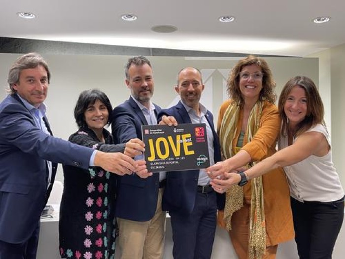 Joventut presenta el nou Carnet Jove de Manresa i fa una crida per sumar-s'hi a més comerços de la ciutat  