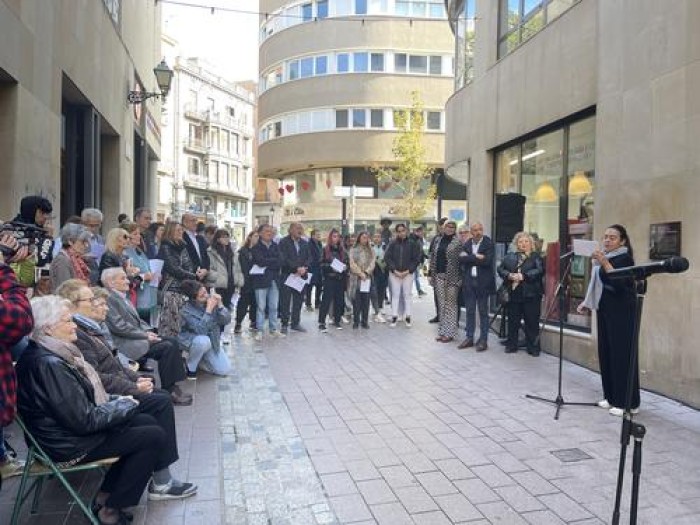 La placa commemorativa de Maria Matilde Almendros Carcasona ja llueix a la seva casa natal, al carrer Vilanova