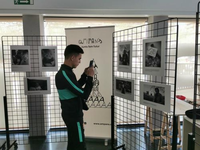 Els joves del Centre de Noves Oportunitats porten a l'Espai Joan Amades l'exposició fotogràfica que homenatja les dones del seu entorn