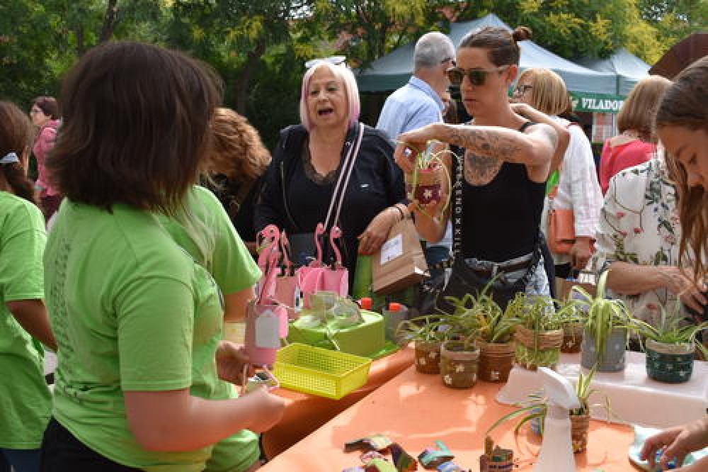 Les cooperatives escolars de Manresa clouen el curs amb la venda dels seus productes al mercat de la Font de les Oques