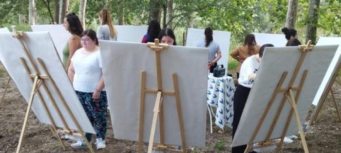 La plaça Neus Català Pallejà acollirà una exposició de pintures de gran format en el marc de l'Estiu Jove 2023