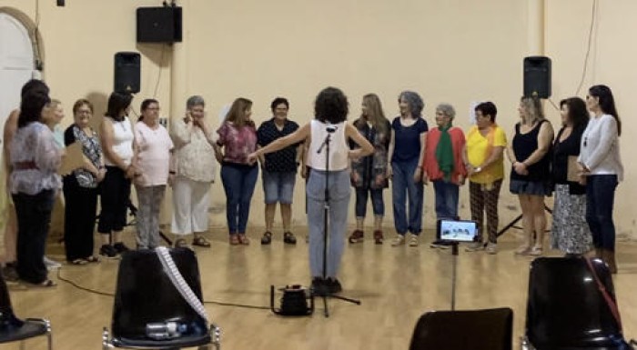 Dilluns s'obren les inscripcions als Espais Creatius i al curs per aprendre a utilitzar el mòbil i internet 