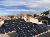 Aigües de Manresa instal·la les plaques solars previstes al Teatre Kursaal, que entraran en funcionament aquest mes de desembre