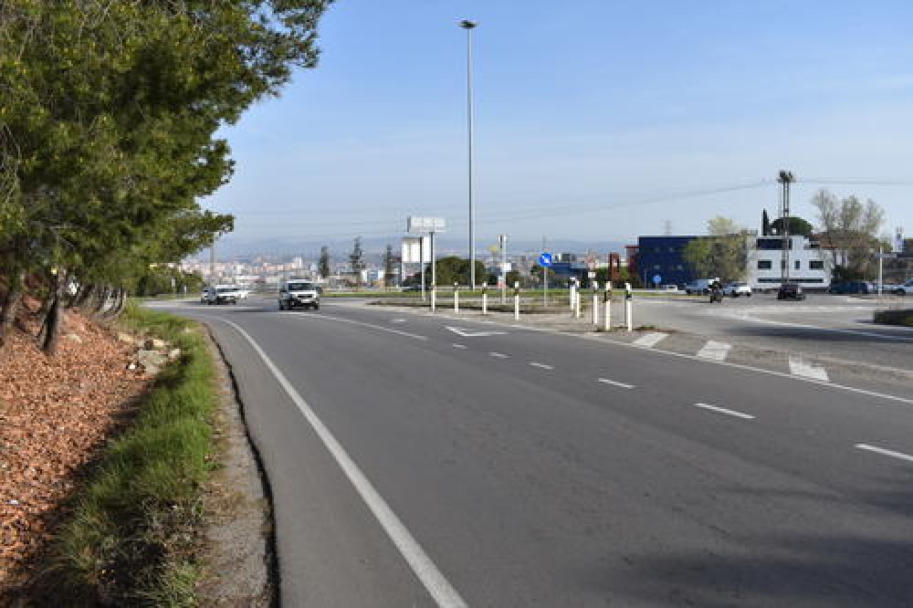 Afectacions de trànsit pels treballs de construcció de la vorera que connectarà el carrer Alvar Aalto amb la passera entre Cal Gravat i Bufalvent