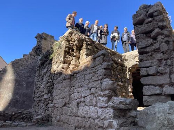 La intervenció arqueològica al solar on s'han d'aixecar els nous arxius treu a llum restes arqueològiques del call jueu de Manresa