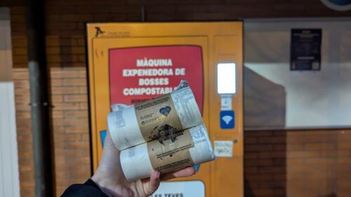 Manresa posa en funcionament la primera màquina dispensadora de bosses compostables a l'Espai Jove Joan Amades